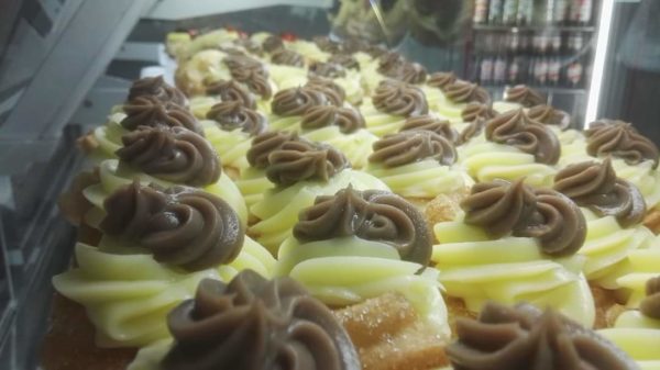 Zeppola al forno o fritta classica con crema e cioccolato