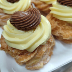 Zeppola al forno o fritta classica con crema e cioccolato