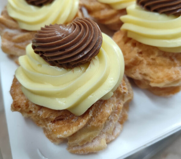 Zeppola al forno o fritta classica con crema e cioccolato